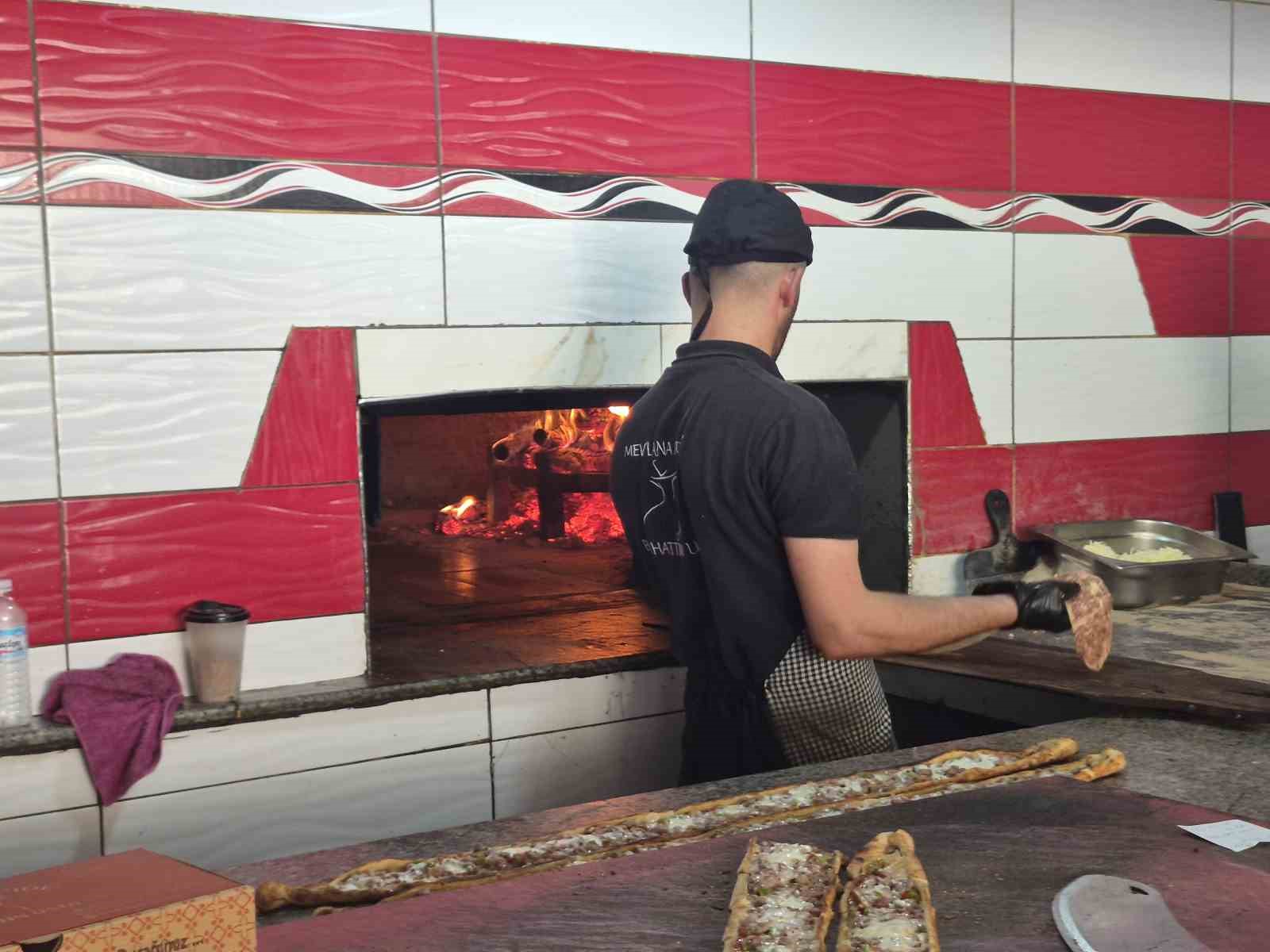 300-derecelik-firina-aldiris-etmeden-12-saat-boyunca-mesleklerini-surduruyorlar