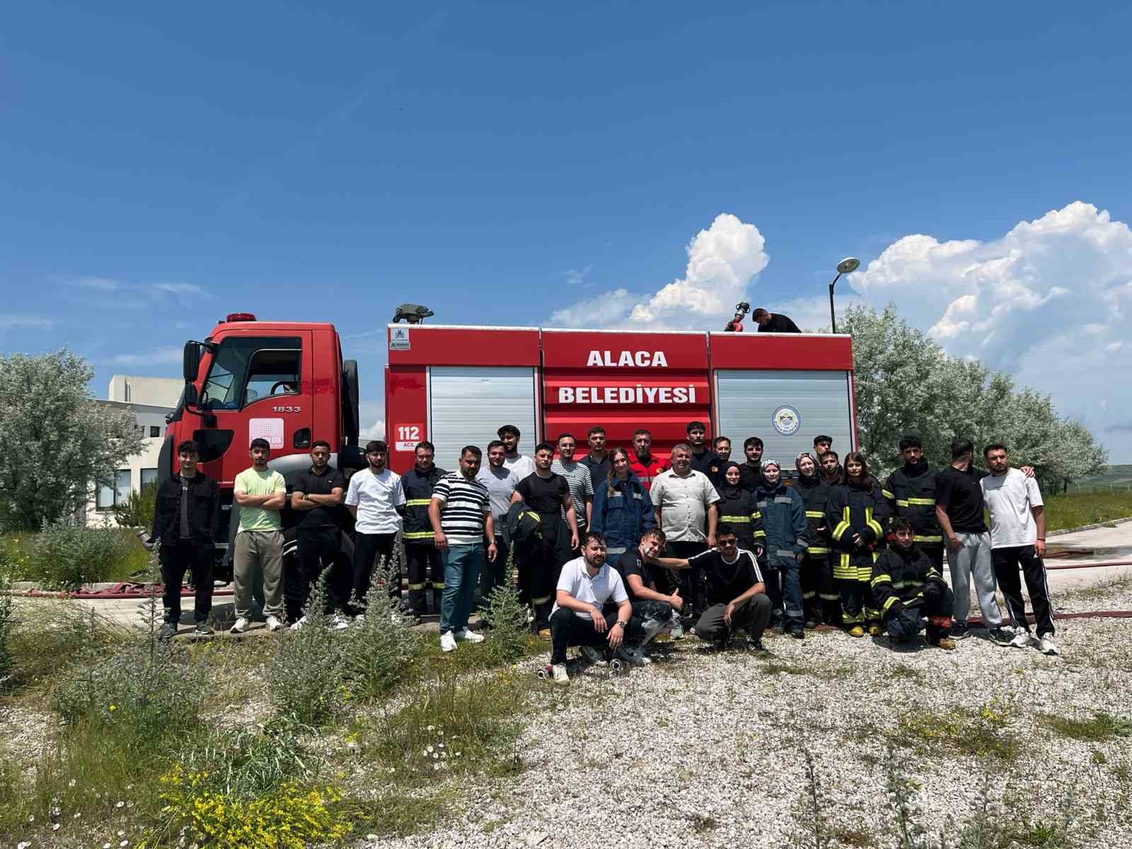 alaca-da-universite-ogrencilerine-uygulamali-yangin-egitimi