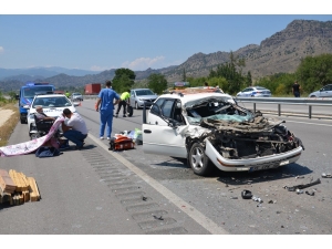 Otomobil Tırın Dorsesine Çarptı: 3 Yaralı