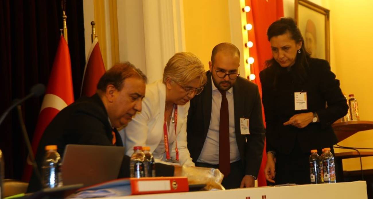galatasaray-da-secim-gunu-oy-verme-islemi-basladi
