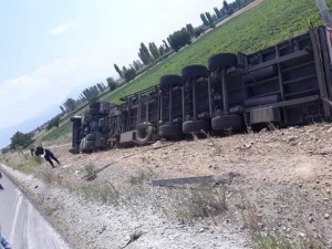 Yoldan Çıkan Tır Şarampole Devrildi: 1 Yaralı