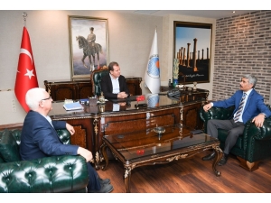 Başkan Seçer: “İktidar, Rövanş Alma Anlayışıyla Yerel Yönetimleri İdare Etmeye Çalışırsa, Bu Büyük Bir Hata Olur”