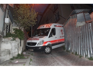 Ambulans Askıda Kaldı, Vatandaşlar Üzerine Çıkarak Dengede Tutmaya Çalıştı