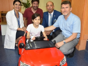 Çocuklar Ameliyata Akülü Arabayla Gidiyor