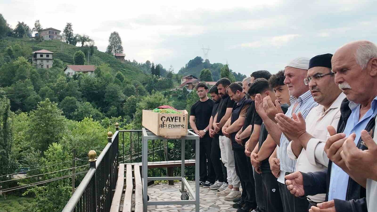 rize-deki-feci-kazada-hayatini-kaybeden-kadin-topraga-verildi