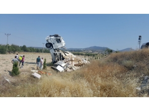 Isparta’da Saman Yüklü Tırın Kupası Şaha Kalktı: 1 Yaralı