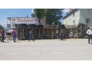 Odun Yüklü Tır Eve Daldı
