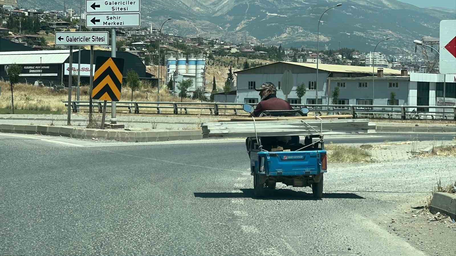 trafikte-beklerken-motosiklet-uzerinde-oynamaya-basladi