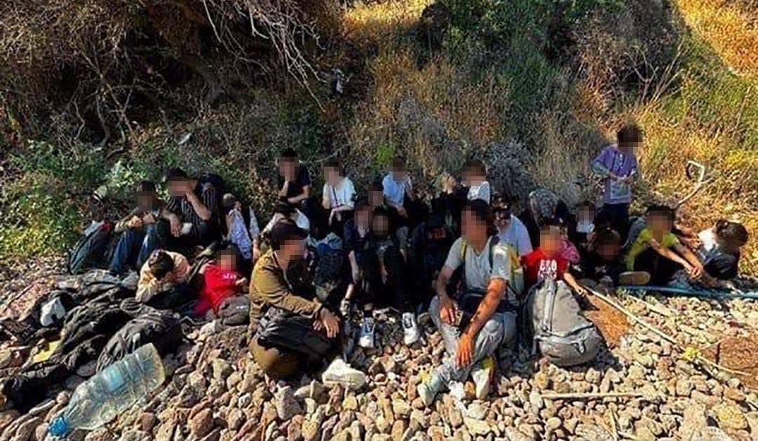 canakkale-de-gocmen-kacakciligi-operasyonu-1-organizator-ve-37-kacak-gocmen-yakalandi