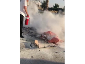 Yol Ortasında Yanan Motosiklete Toma Ve Elektrik Şirketi Personeli Müdahale Etti