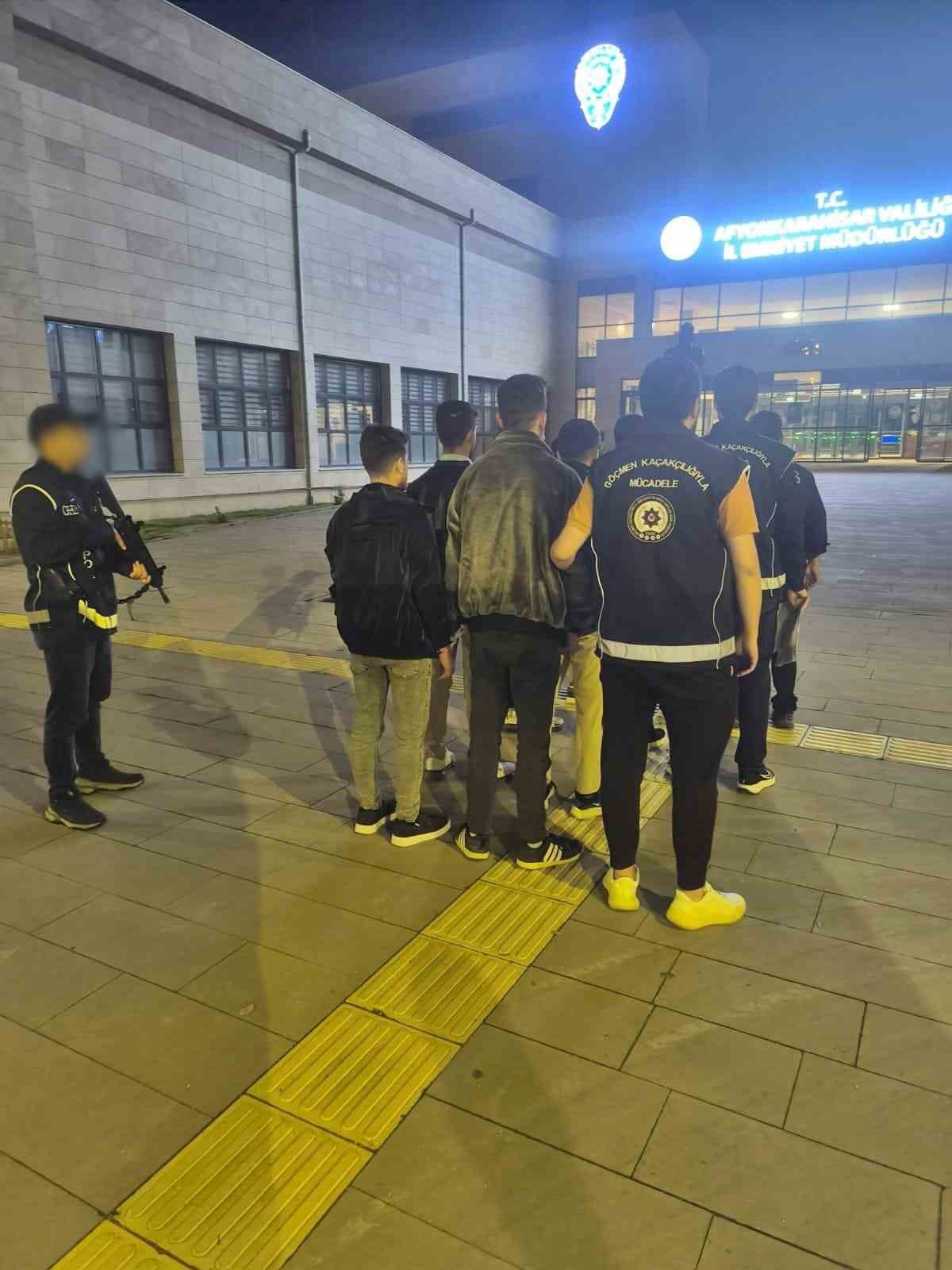 afyonkarahisar-da-gocmen-kacakciligi-operasyonunda-8-duzensiz-gocmen-yakalandi
