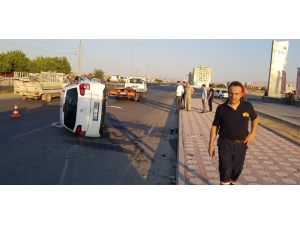 Sürücü Telefona Daldı, Araç Kaldırıma Çarparak Durabildi