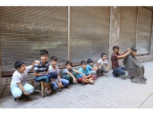 Diyarbakırlı Genç Berber, Sokak Sokak Gezip Çocukları Ücretsiz Tıraş Ediyor