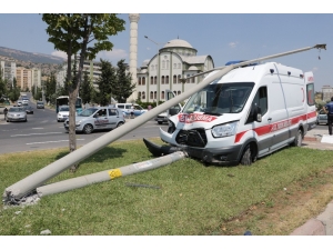 Ambulans İle Otomobil Çarpıştı: 4 Yaralı