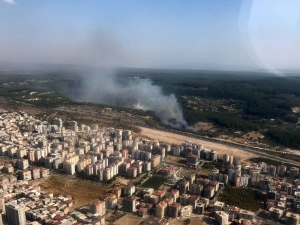 İzmir’in Buca İlçesinde, Sürüsünün Direksiyon Hakimiyetini Kaybettiği Saman Yüklü Kamyonunun Devrilmesi Sonucu Çıkan Yangın Ormana Sıçradı. İzmir Orman Bölge Müdürlüğü’ne Bağlı 5 Helikopter Ve 8 Arazöz İle Yangına Müdahale E