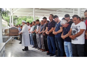 Kavgayı Ayırırken Bıçaklanarak Ölen Genç Defnedildi