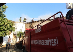 Kula’da 2 Katlı Ahşap Ev Kül Oldu