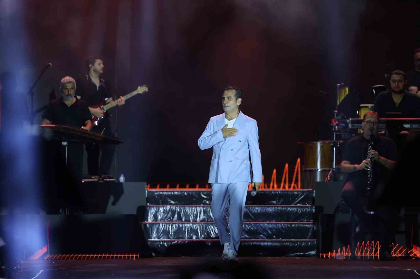 ferhat-gocer-in-sarkilariyla-malatya-kultur-yolu-festivali-ne-veda-edildi