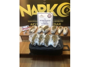 Durdurulan Araçtaki Valizden Kilolarca Esrar Çıktı