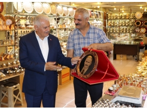 Binali Yıldırım, Çatık Kaşlı Portresini Görünce Espriyle Patlattı