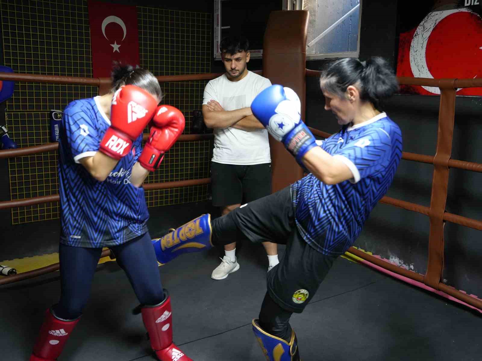 anne-ve-iki-kizi-ayni-ringde-sampiyonluk-icin-calisiyor