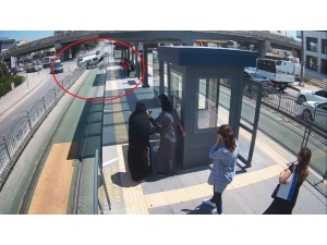 Tramvay Yolunda Hız Yapan Otomobil Yolcu Dolu Durağa Saplandı