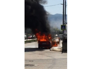 Bursa’da Otomobil Alev Alev Yandı, 3 Kişi Ölümden Döndü