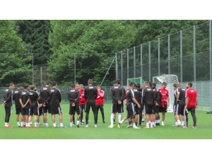 Beşiktaş Yağmur Altında Çalıştı