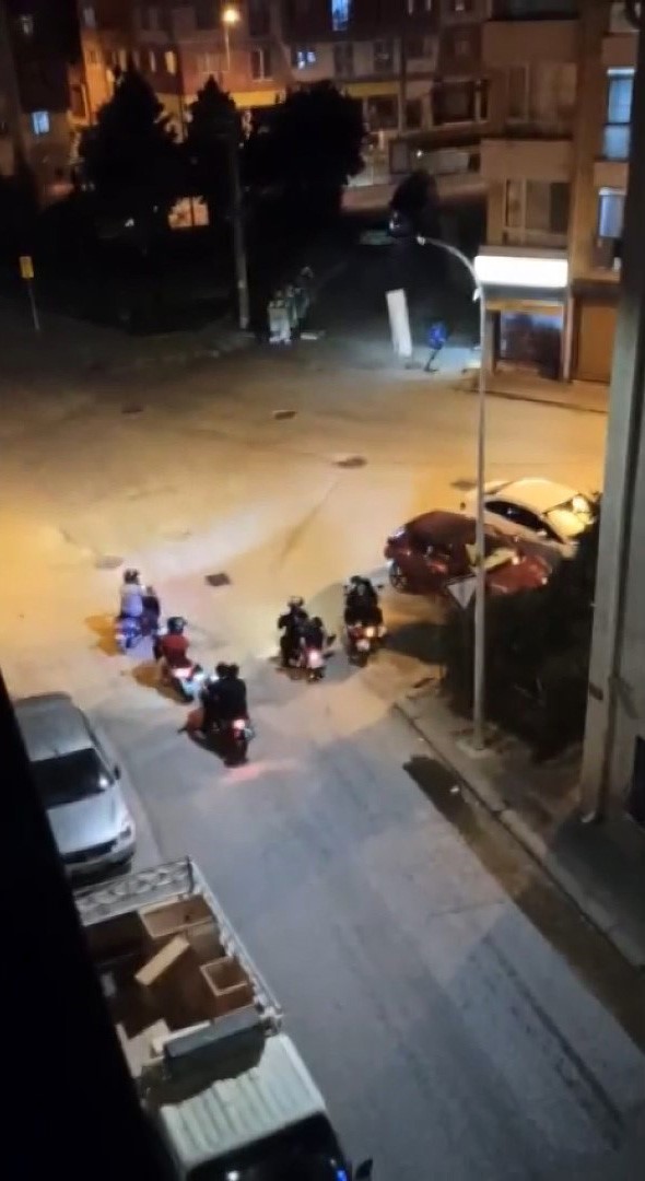 gece-saatlerinde-cevreye-rahatsizlik-veren-motosikletli-gruba-vatandastan-tepki