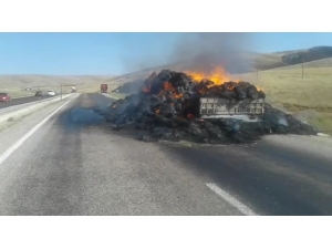 Hareket Halindeki Tırın Kasası Alev Aldı