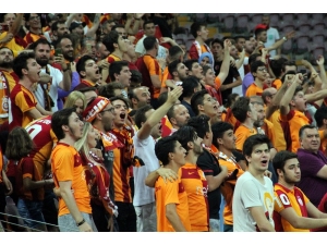 Türk Telekom Stadyumu’nda ‘Radamel Falcao’ Sesleri