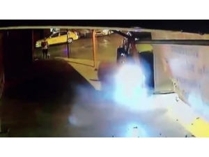 Ankara’da İki Otomobil Kafa Kafaya Çarpıştı