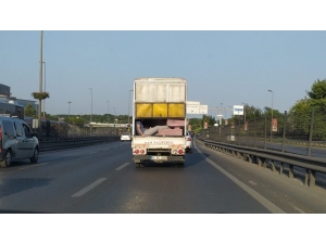 Kamyonet Kasasında Tehlikeli Yolculuk Kamerada