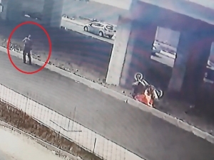 Arızalanan Motosikletini Yol Kenarında Böyle Yaktı