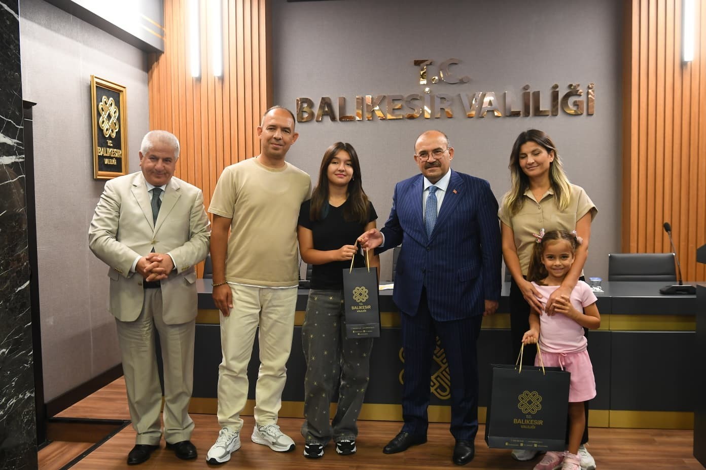 vali-ismail-ustaoglu-lgs-ve-yks-sampiyonlarini-tebrik-etti