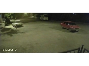 El Frenini Çekmediği Otomobil İki Otobüse Çarpmaktan Son Anda Kurtuldu