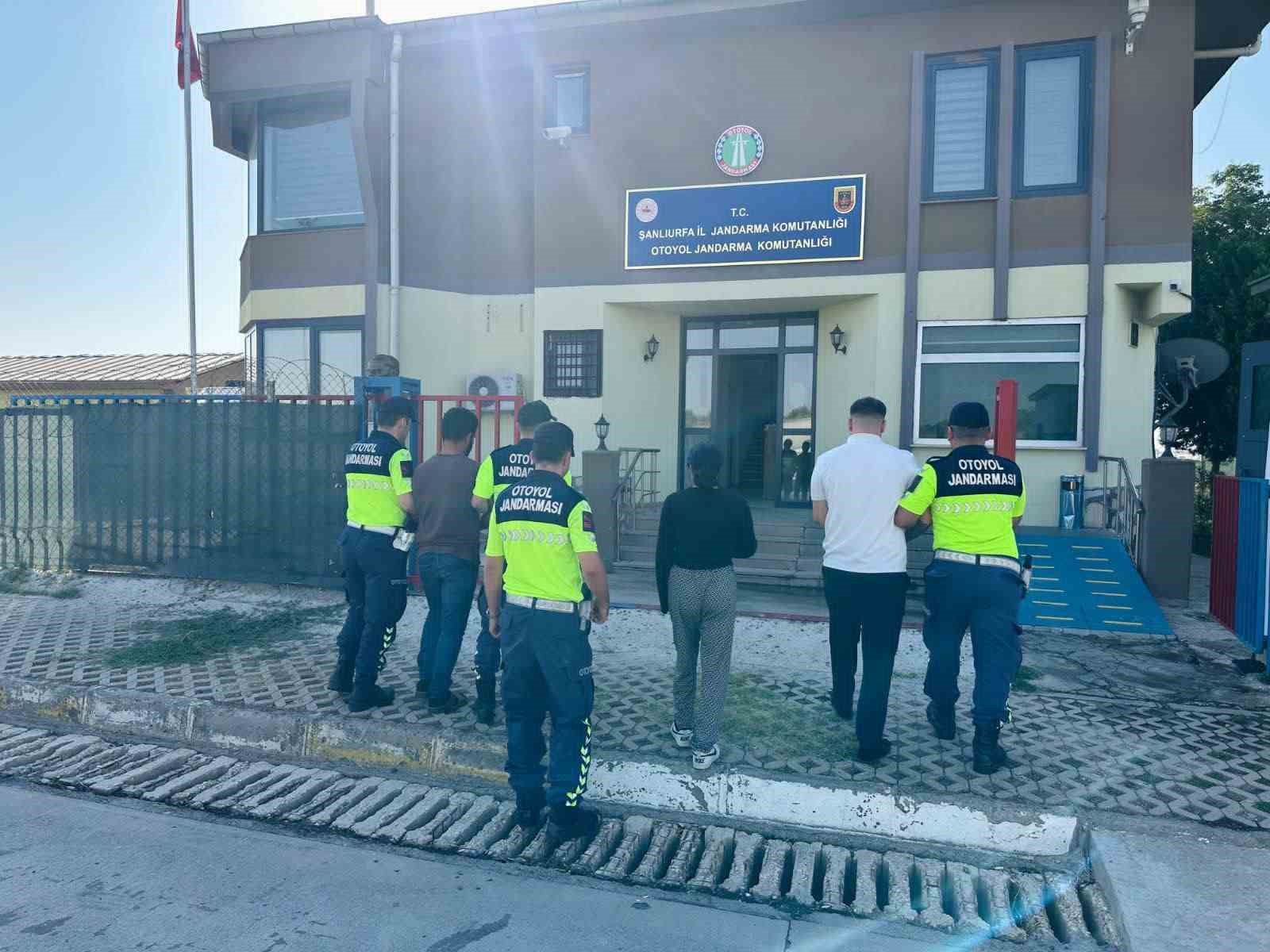 kendilerini-polis-olarak-tanitan-dolandiricilar-jandarmaya-yakalandi