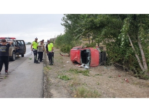 Islak Zeminde Kontrolden Çıkan Otomobil Takla Attı: 4 Yaralı