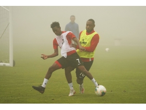 Gazişehir Gaziantepspor Sis Ve Yağmur Altında Çalıştı