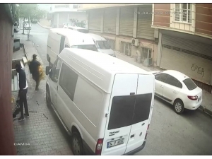 Sultangazi’de Hırsızlar Elbiseleri Kucaklayarak Böyle Çaldı