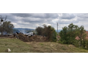 Devrekani’de Bir Ev, Bir Ahır Ve Samanlık Yangında Küle Döndü