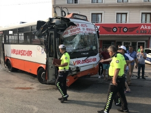 Otobüs Otobüse Çarptı: 12 Yaralı