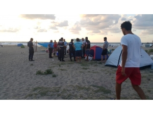 Yüzmenin Yasaklandığı Denize Giren Dayı Öldü, Yeğeni Hastanelik Oldu