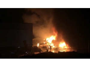 Denizli Organize Sanayi Bölgesinde Bir Fabrikada Büyük Bir Yangın Çıktı. Yangın Sonrası Olay Yerine Çok Sayıda İtfaiye Ekipleri Sevk Edildi.