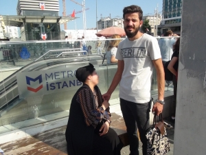 Taksim Meydanında Turistlerden Para Çalan Suriyeli Kadın Yakalandı