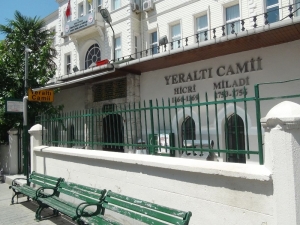 Karaköy’de Camide Uzanma Numarası Yaptı, Uyuyan Şahsın Telefonunu Böyle Çaldı