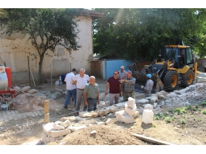 Şehitliklerin Etrafı Taş Duvar İle Çevriliyor