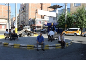 Sabahın Erken Saatinde Kalkıp Amele Pazarında İş Bekliyorlar