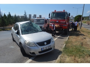 Otomobil Arazöz Aracı İle Çarpıştı: 2 Yaralı