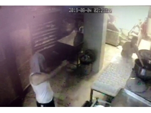 Silahlı Soyguna Aldırmadan Ekmek Yapmaya Devam Ettiler